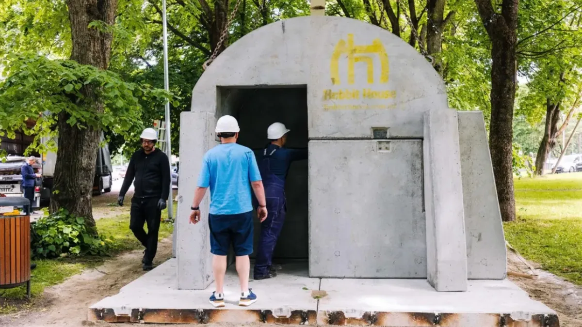 В Естония започнаха да монтират модулни бомбоубежища, създадени по опита на Украйна Снимки