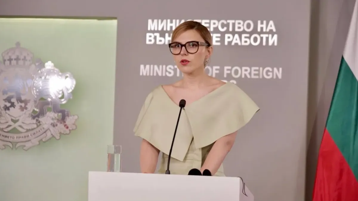 Дизайнер с любопитен коментар за аутфита с голото рамо на министър Петрова