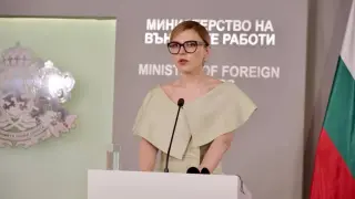 Дизайнер с любопитен коментар за аутфита с голото рамо на министър Петрова