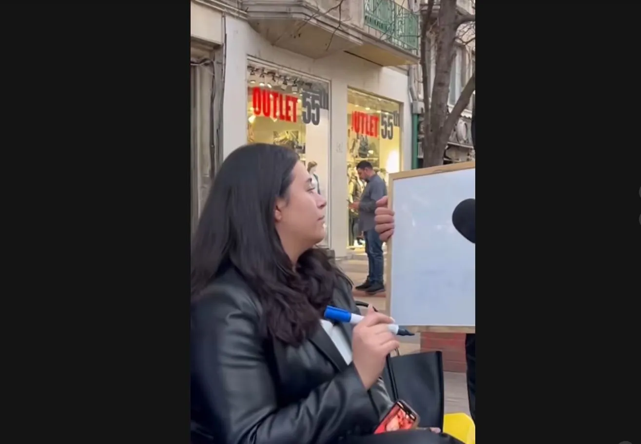 Дадоха на българка да напише думи за трети клас на дъска, издъни се много
