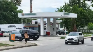 Шофьор направи поразия като блондинка на бензиностанция в Пловдив, всички му се смеят