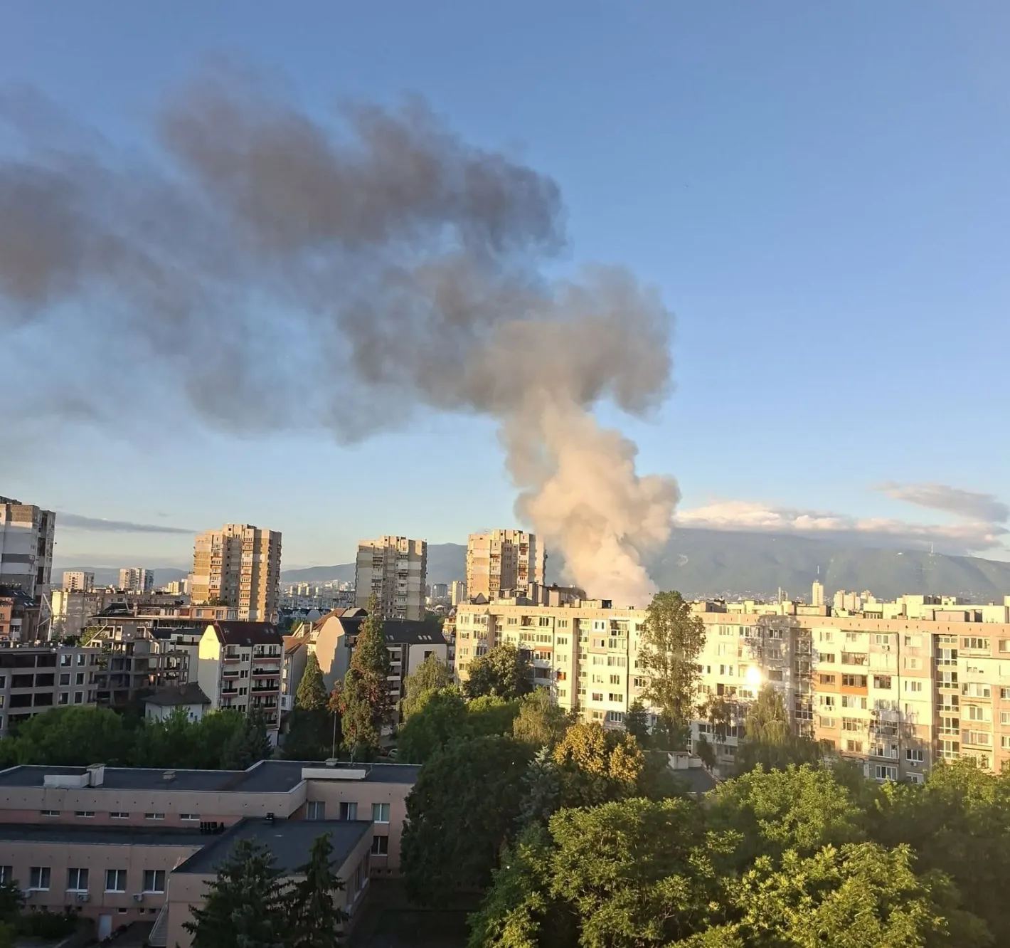 Голям пожар в квартал "Надежда" в София Кадри
