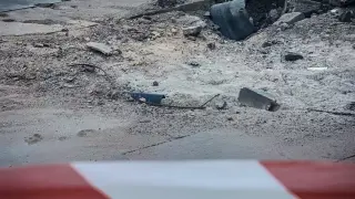 Отломки се стовариха върху тротоар в оживена част на Перник