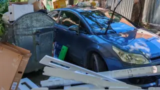 Възмездие в Пловдив: Колата се оказа под купища отпадъци Снимка