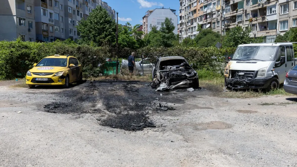 МВР каза какво е изгоряло при големия пожар в "Надежда" Снимки