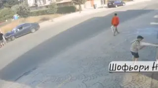 Шоу в Несебър: Уникално изпълнение на друсан чужденец с кола