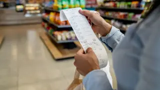 Цените застинаха през май, но инфлацията остава близо 7%