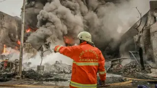 Голям пожар изпепели десетки магазини в търговски център