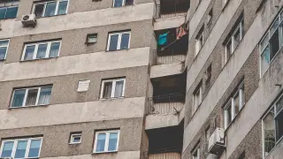 Смразяваща гледка в Пловдив: Деца се забавляват на ръба на покрива на висок блок Снимки