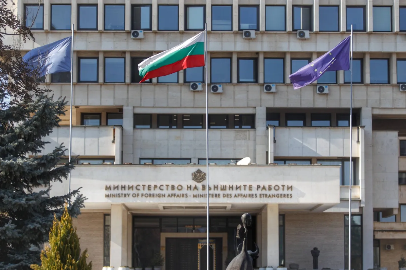 МВнР с остра позиция след палеж на автомобили пред българското посолство в Скопие