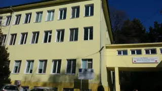 Напрежение в Гоце Делчев: Полиция обгради болницата заради ромски лидер