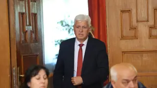 Димитър Стоянов обяви колко хиляди работещи пенсионери има в армията и ведомството му