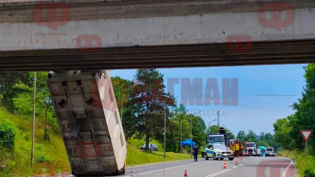 Разсеян шофьор заби вдигнат кош в мост и блокира движението