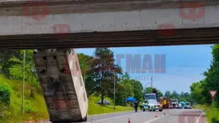 Разсеян шофьор заби вдигнат кош в мост и блокира движението