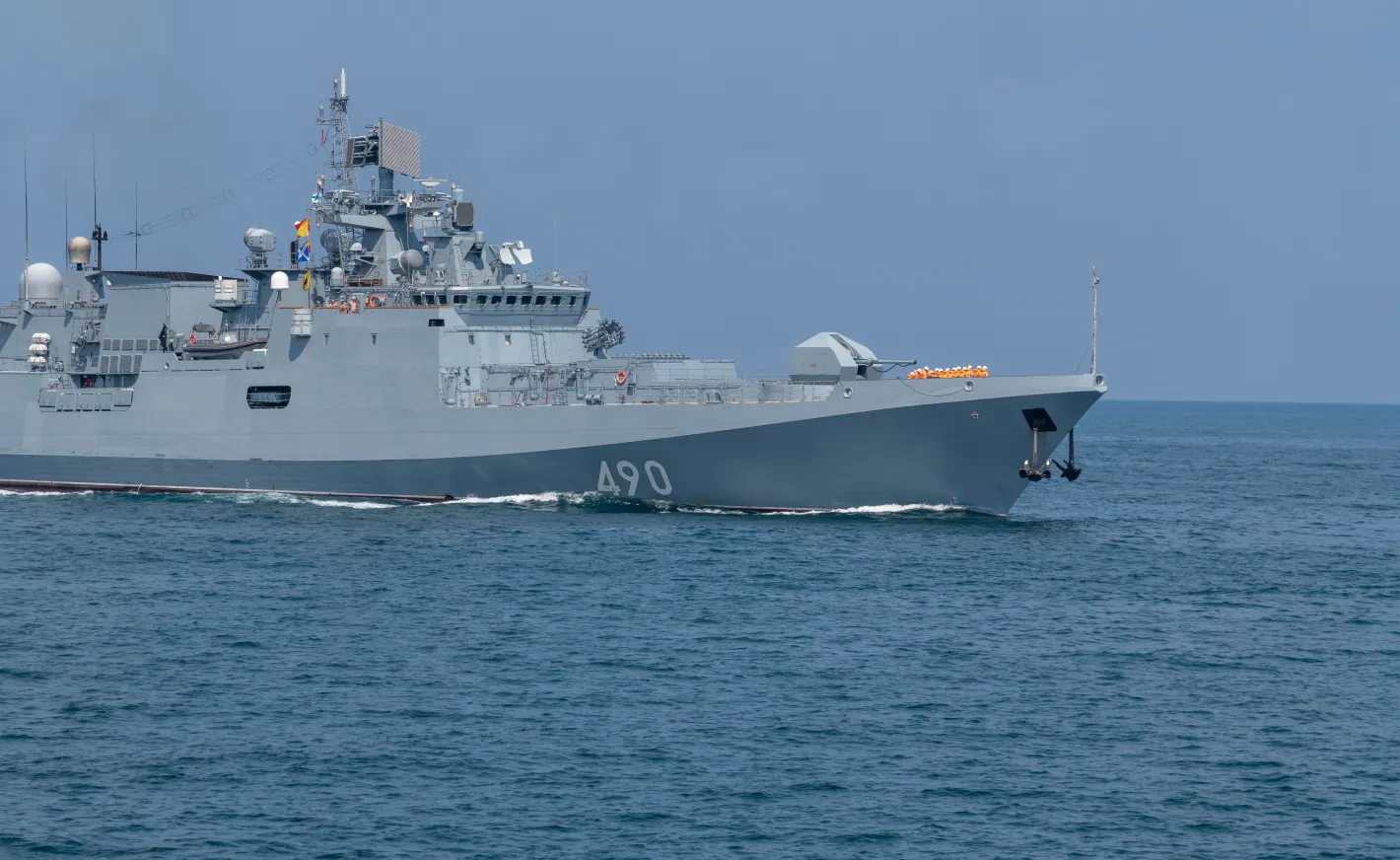 Великобритания на нокти! Руски военен кораб е произвел изстрели в Ламанша