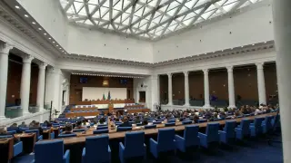 Тлъсти заплати ли? Депутатите взеха единодушно решение за парите си