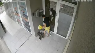 Жена разпиля отпадъци пред вход, съседи твърдят за още опасни прояви