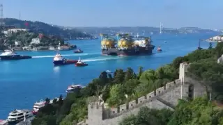 Затвориха Босфора заради морски колос: Гигантският кран „Сайпем 7000“ премина през Истанбул