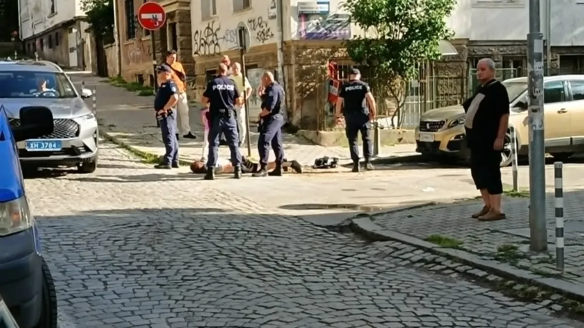 Арестуваха мъж в центъра на София, опитал да открадне кола с дете вътре Снимки