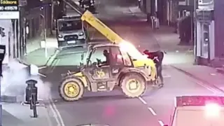 Крадци използваха мотокар, за да откраднат банкомат