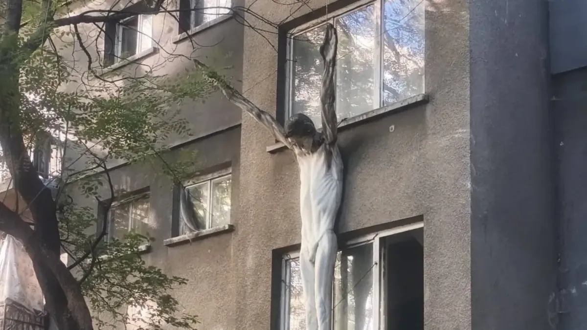 Най-зловещата фасада в София стряска минувачите Снимки