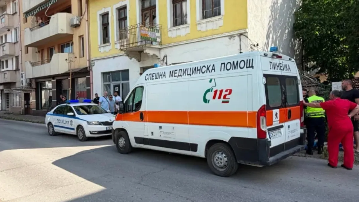 Внезапна смърт в центъра на Враца, минувачи гледат безсилни трупа Снимки