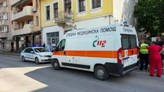 Внезапна смърт в центъра на Враца, минувачи гледат безсилни трупа Снимки
