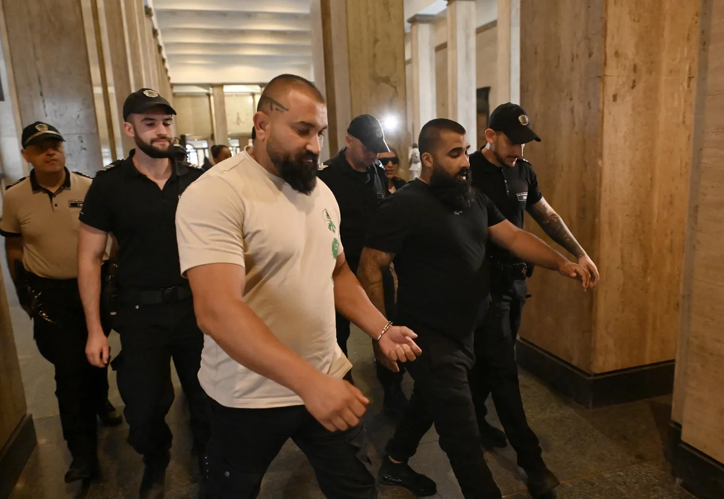 Арест за петима от Калашниците заради трафик на хора, сводничество и нападение над полицаи