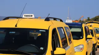 „Майбах ли карате?“: Таксиметров шофьор от Приморско изненада с летни тарифи в евро