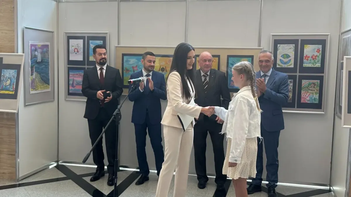 Народният представител от „Прогресивна България“ Александра Вълчева и председателят на Държавната агенция за бежанците Иван Иванов към децата бежанци: „Не спирайте да мечтаете“