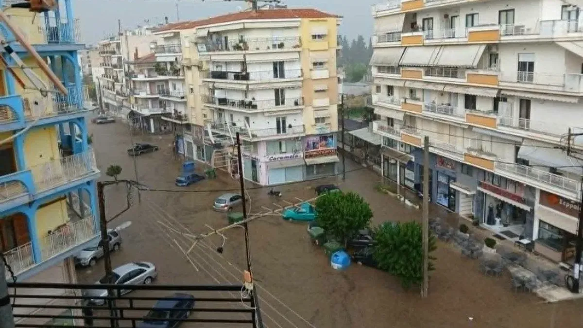Потоп заля Гърция: улици се превърнаха в реки, морето смени цвета си Кадри