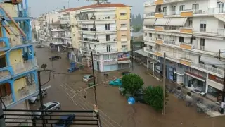 Потоп заля Гърция: улици се превърнаха в реки, морето смени цвета си Кадри