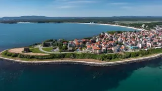 Кметът на Приморско поиска държавата да спре рибните ферми до курортите