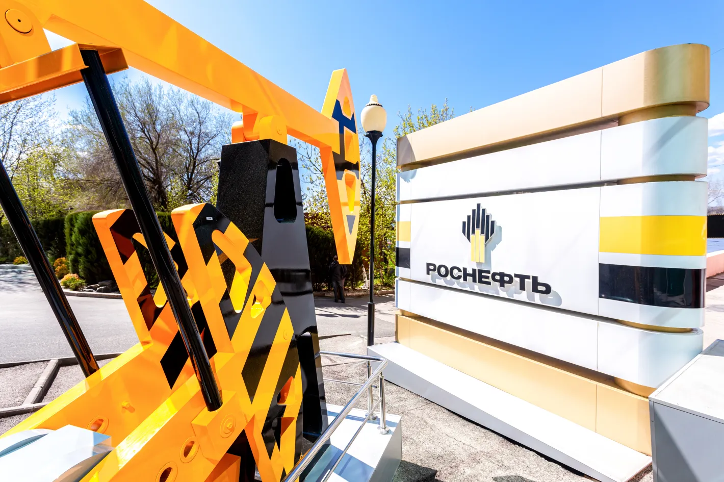„Роснефт“ спира износа на горива след атаките с дронове