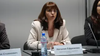 Министър Ефремова: Обезщетенията за майчинство остават на текущите нива