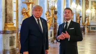 Макрон печели Тръмп с вечеря за богоизбрани в тържествения салон на Краля Слънце