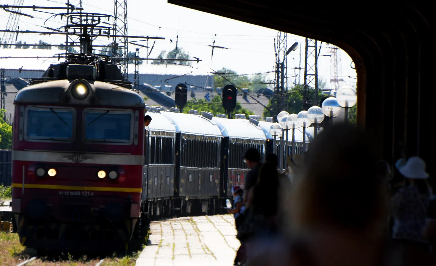 Влакът закъсня и прати Краси да ходи пеш 30 км до дома, БДЖ ще се реваншира - ще плати билета