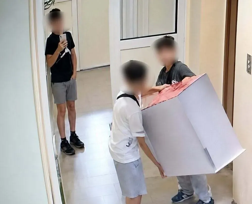"Патиланци" вилнеят в блок в София, обиждат жена като каруцари