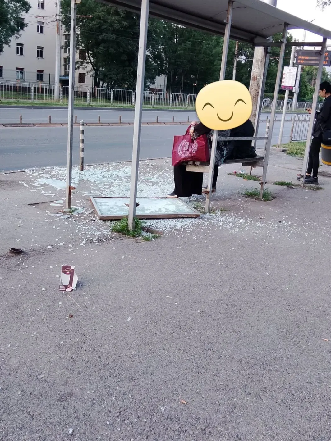 Пореден подвиг на героите на нощна София: Този път потрошиха спирка