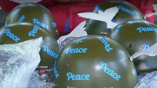 Село в Родопите изпраща каски с „Peace“ до Доналд Тръмп и Си Дзинпин