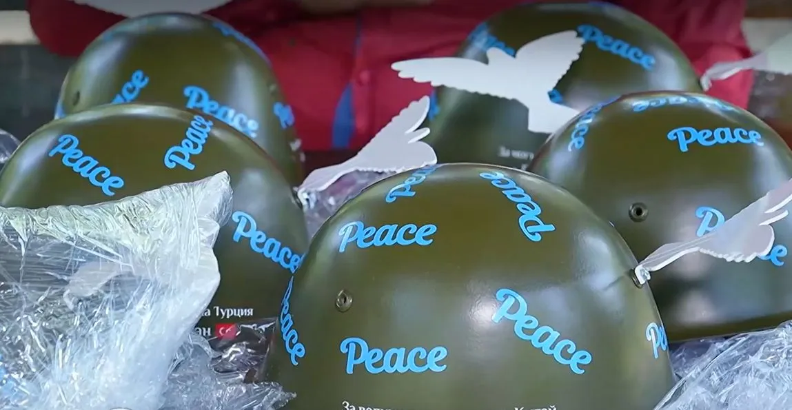 Село в Родопите изпраща каски с „Peace“ до Доналд Тръмп и Си Дзинпин