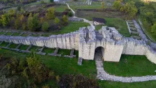 Ужасяващ инцидент: Турист прекали с алкохола и падна от висок зид край Преславската крепост