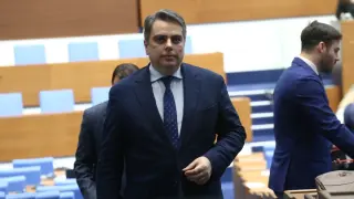Асен Василев: Замразяват доходите на хората, за да има пари за строителите