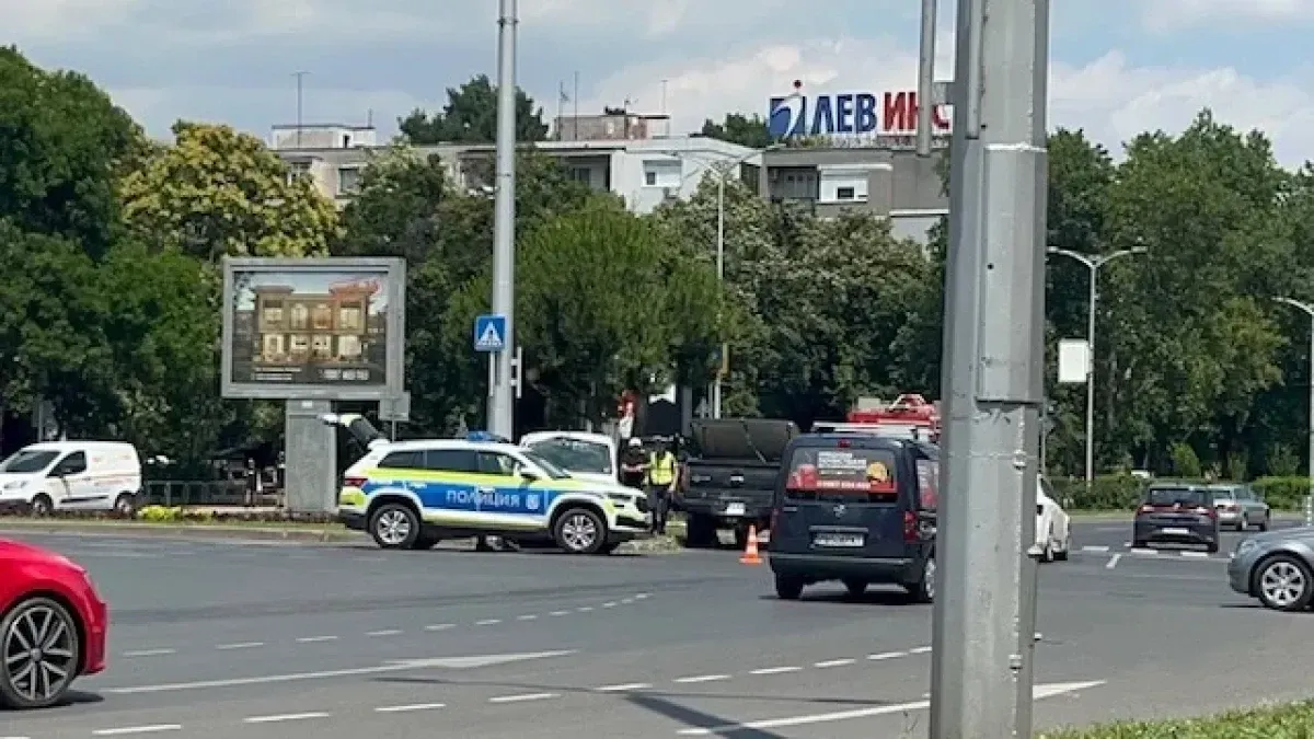 Пожарникари вадят затиснат шофьор след тежък удар в Пловдив