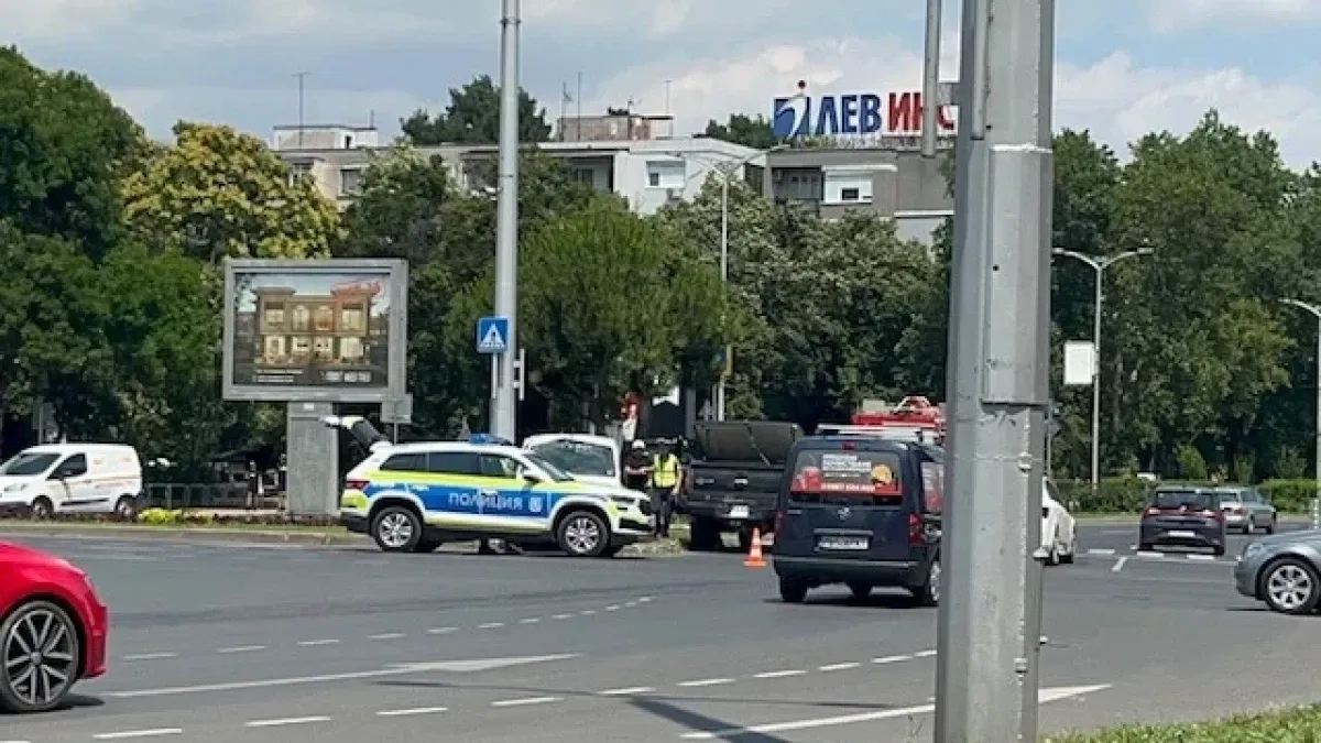 Пожарникари вадят затиснат шофьор след тежък удар в Пловдив