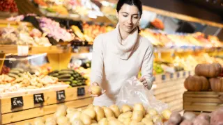 Още пет търговски вериги намаляват цените за „Кошница с грижа“
