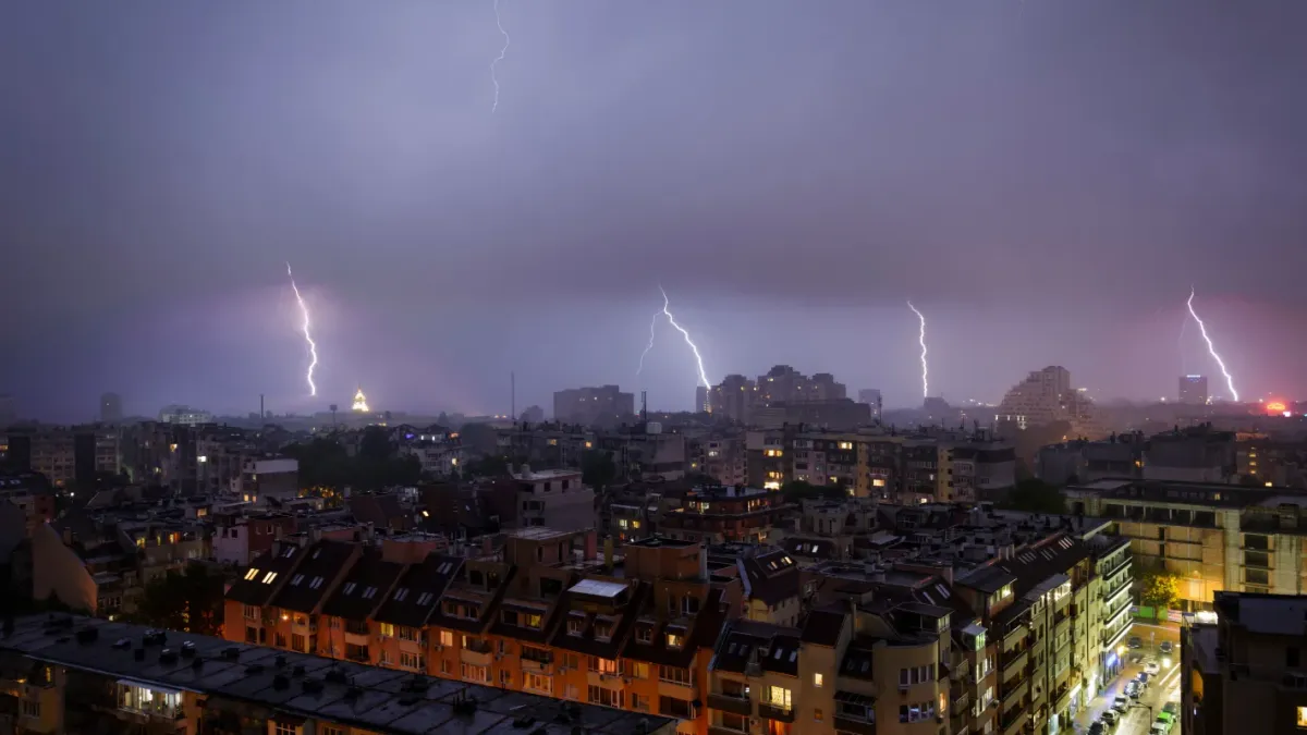 Meteo Balkans с важно предупреждение: Идват "сухи" бури с мощни мълнии