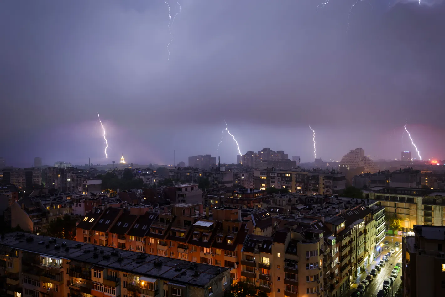 Meteo Balkans с важно предупреждение: Идват "сухи" бури с мощни мълнии
