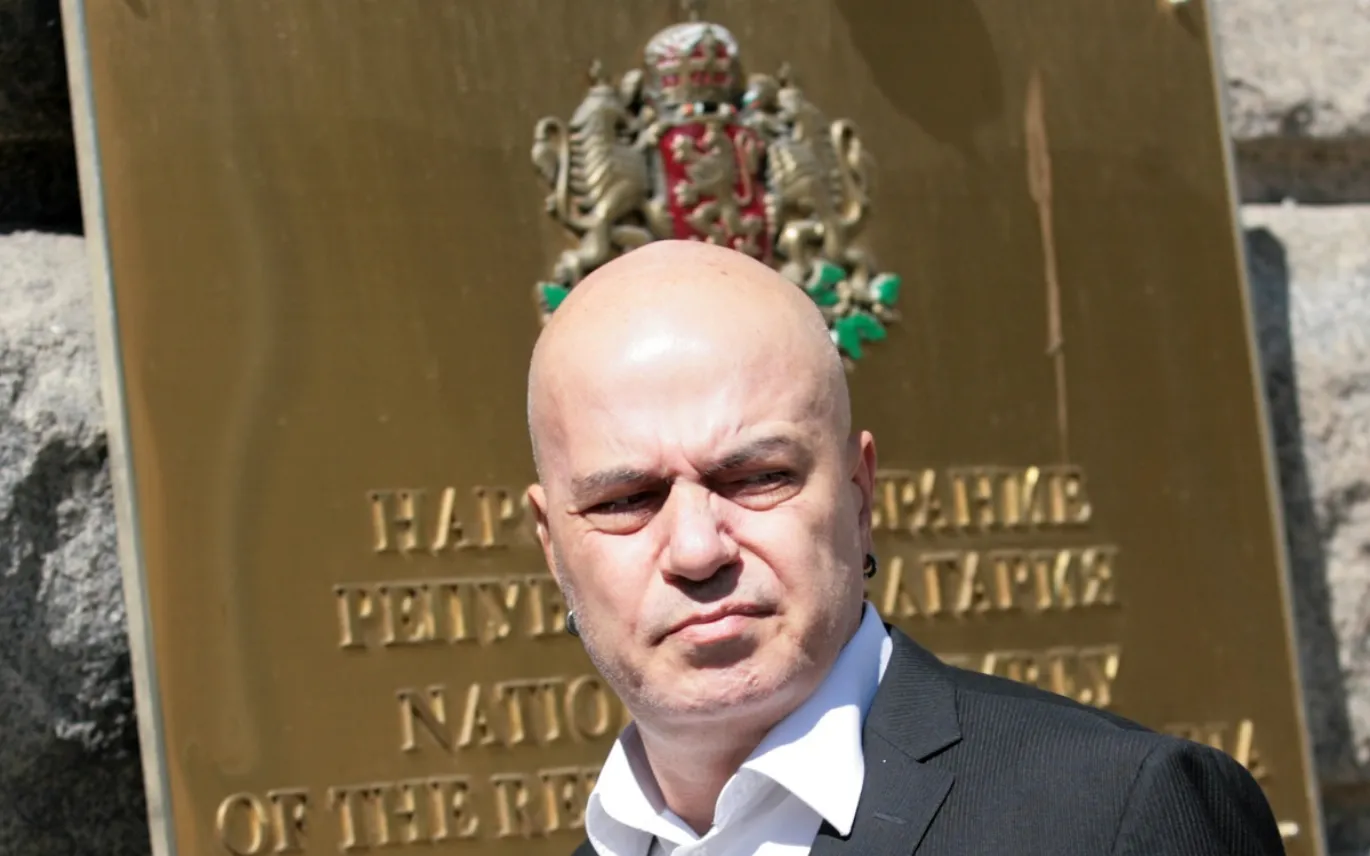 „Голямо издирване е паднало“: Слави атакува Демерджиев. Иска истината! Радев също да чете