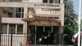 Пиян с белезници с брейк денс перформънс пред РПУ в Пловдив след екшън в казино